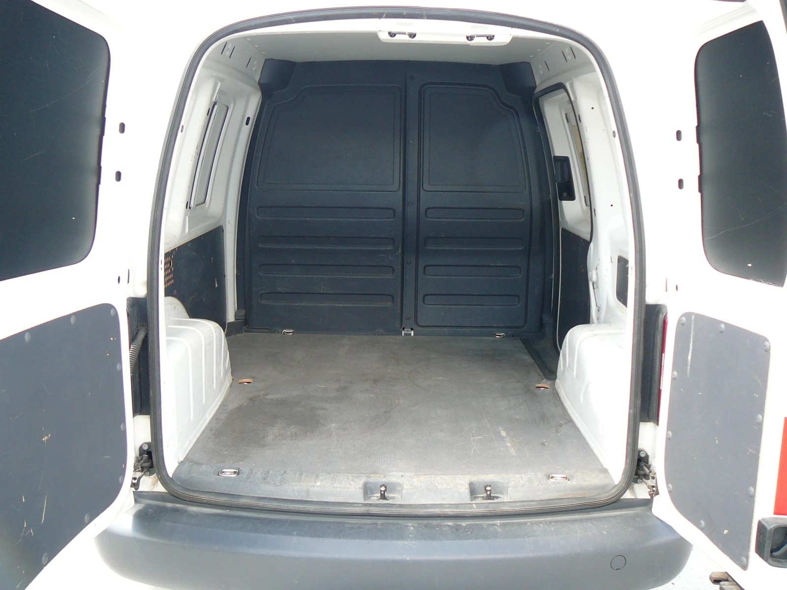 VW Caddy 1.6 tdi klima, снимка 6 - Автомобили и джипове - 55871589