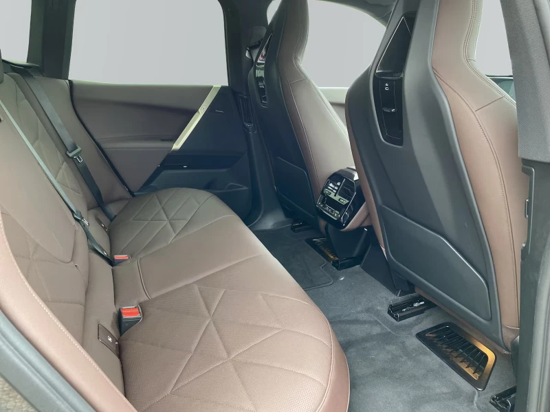 BMW iX 50/xDRIVE/523HP/SPORT/360/H&K/SKYLONGE/767v, снимка 13 - Автомобили и джипове - 52169856