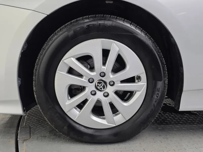 Toyota Prius 4Th Generation 1.8 E, снимка 5 - Автомобили и джипове - 56355106