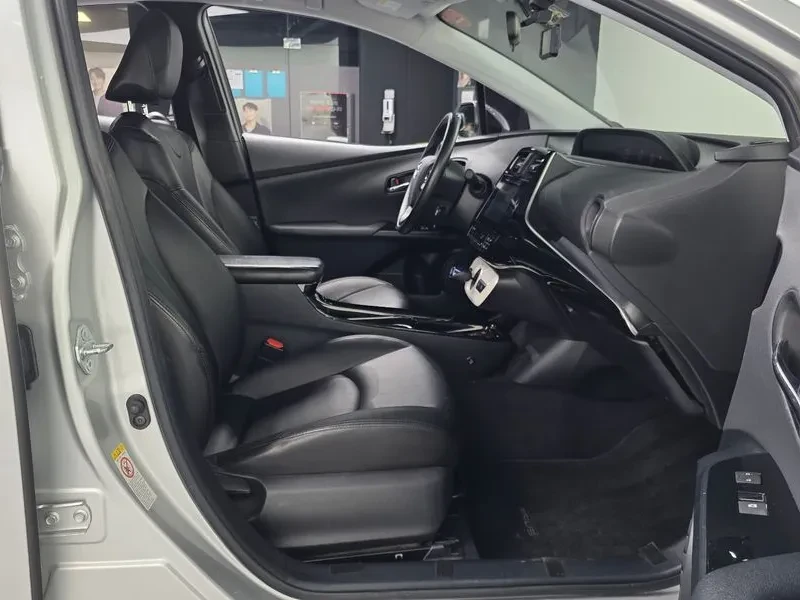 Toyota Prius 4Th Generation 1.8 E, снимка 11 - Автомобили и джипове - 56355106