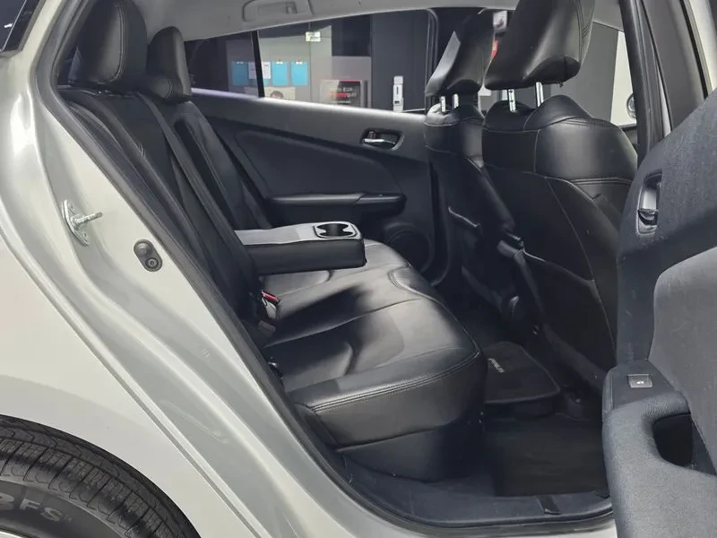 Toyota Prius 4Th Generation 1.8 E, снимка 12 - Автомобили и джипове - 56355106
