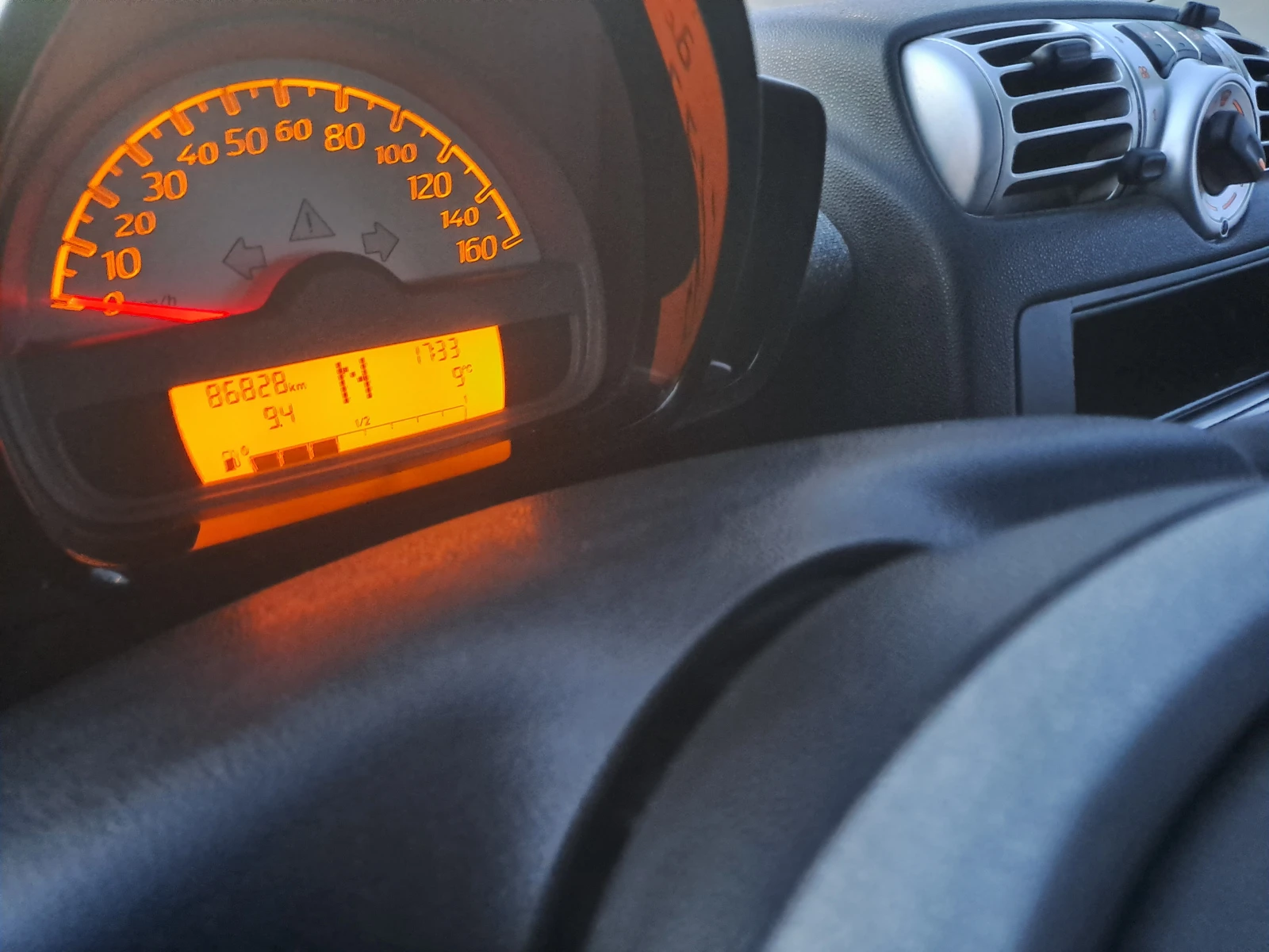 Smart Fortwo 1.1ESKYSIVE КЛИМАТИК, снимка 9 - Автомобили и джипове - 53772739