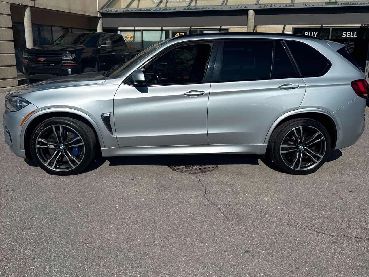 BMW X5M | HUD| ПОДГРЕВИ| ЧЕРВЕН САЛОН| ПАНОРАМА| CARFAX, снимка 3 - Автомобили и джипове - 54633358