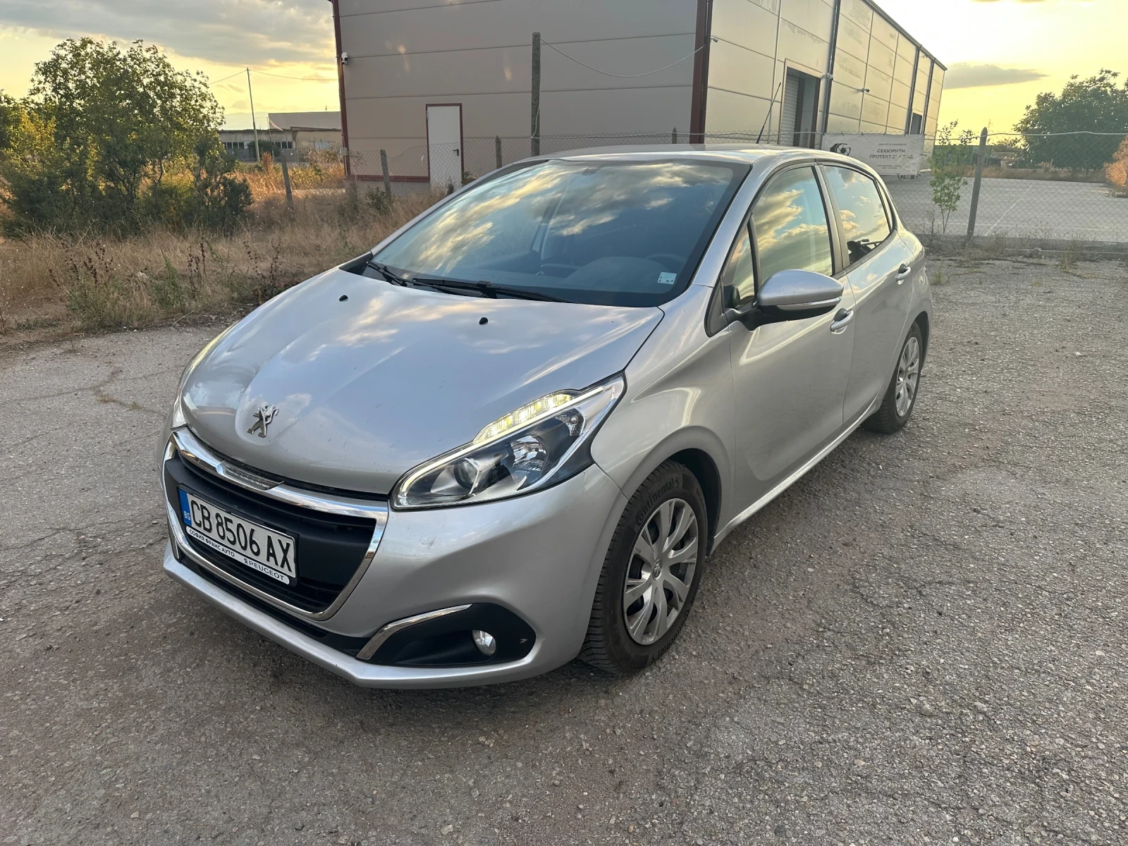Peugeot 208, снимка 2 - Автомобили и джипове - 56060094