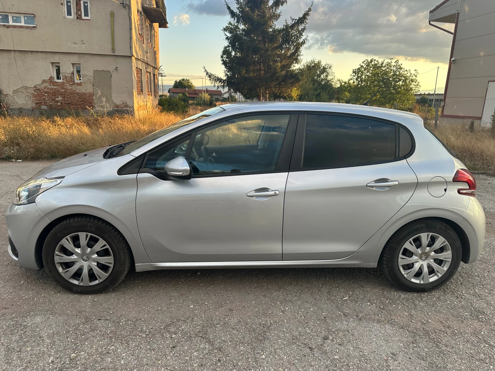 Peugeot 208, снимка 3 - Автомобили и джипове - 56060094