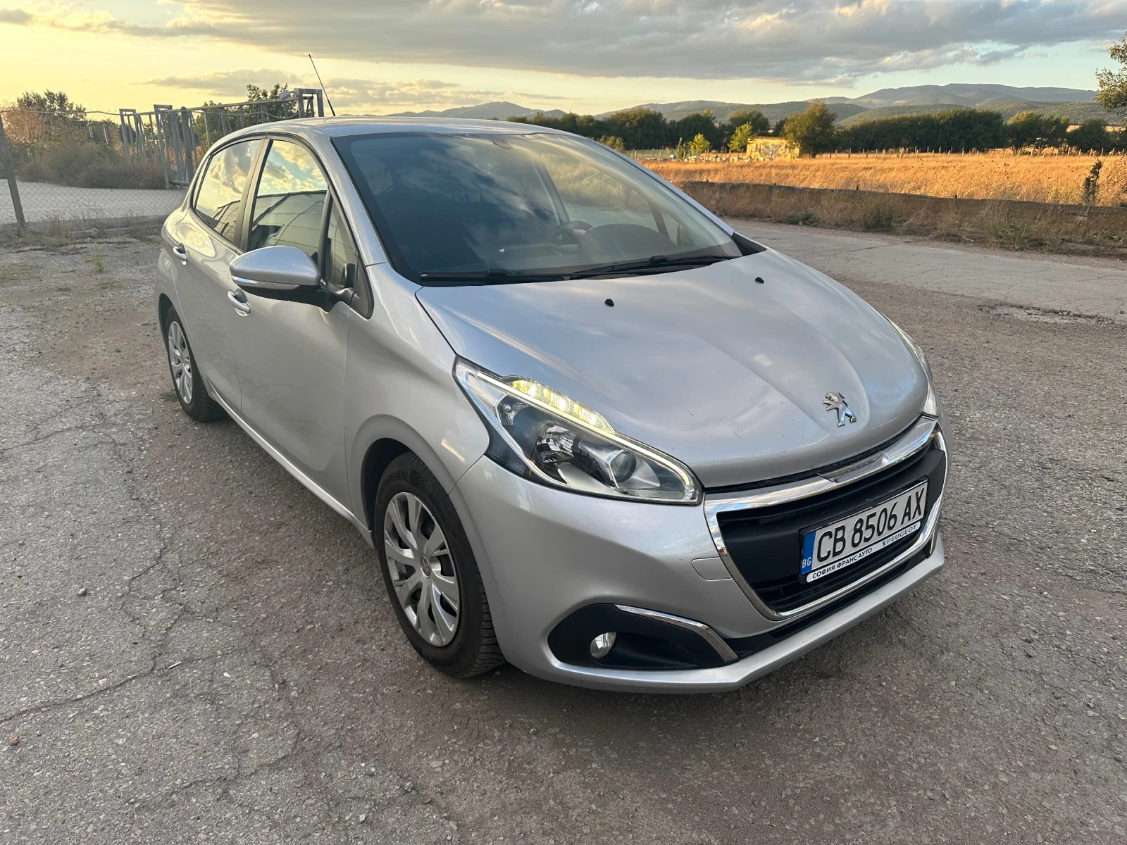 Peugeot 208, снимка 8 - Автомобили и джипове - 56060094