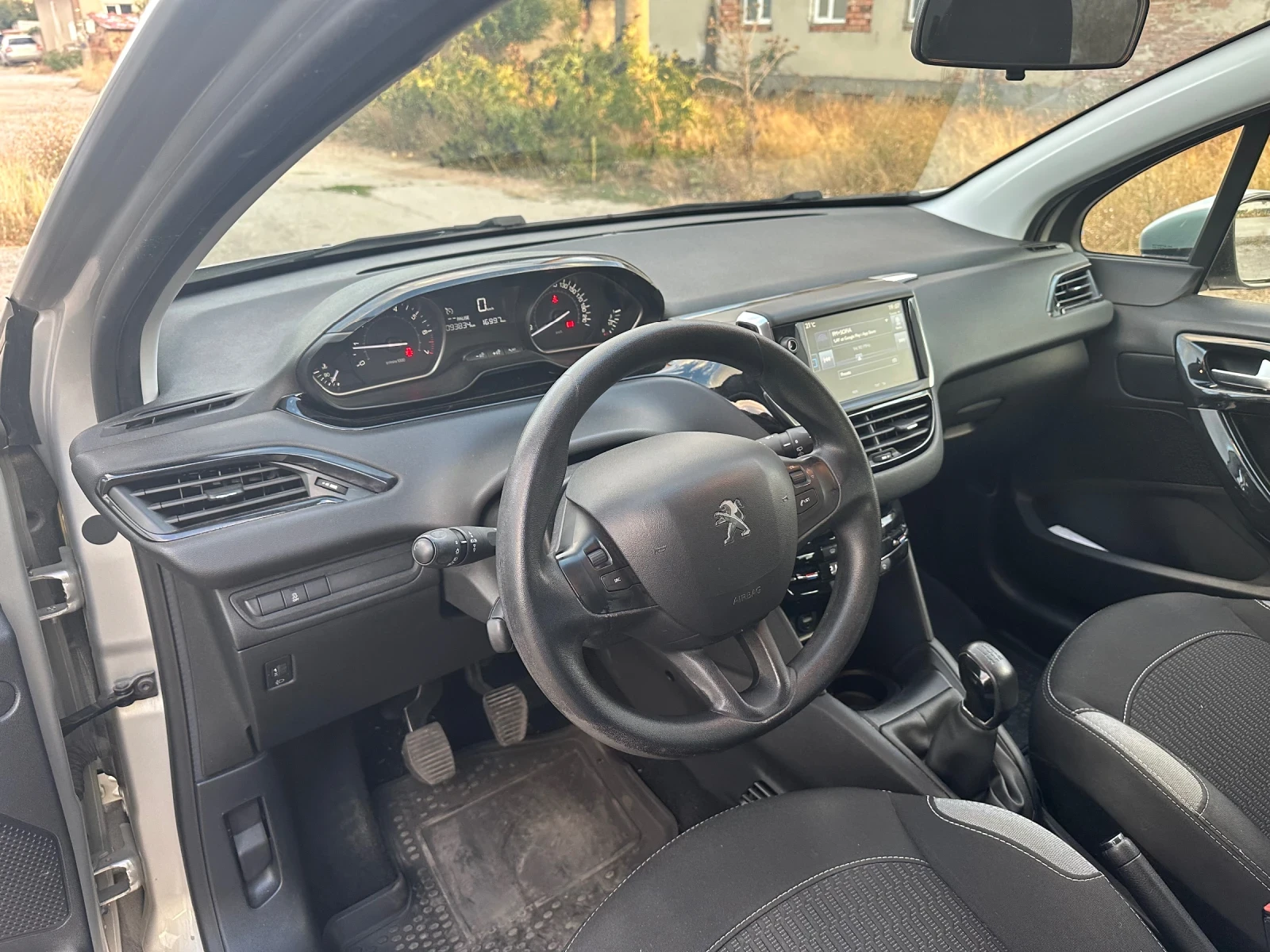 Peugeot 208, снимка 10 - Автомобили и джипове - 56060094