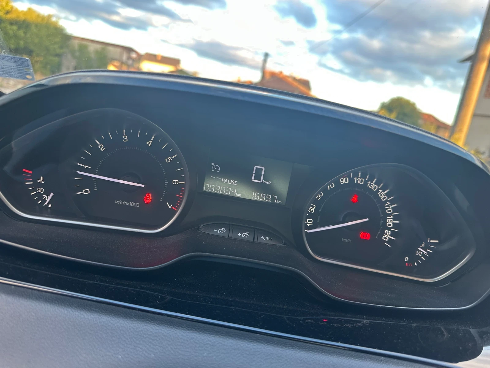 Peugeot 208, снимка 13 - Автомобили и джипове - 56060094