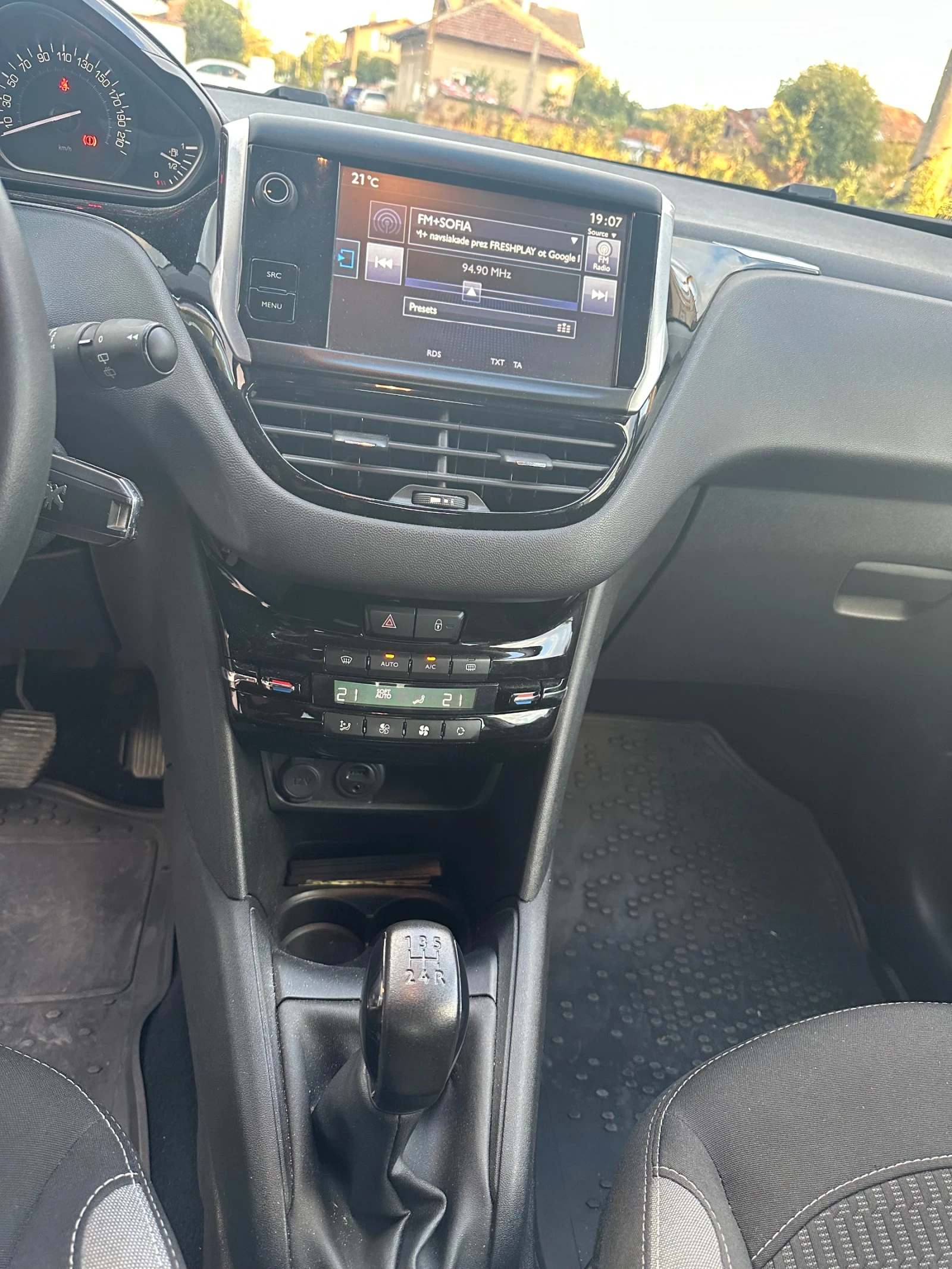 Peugeot 208, снимка 12 - Автомобили и джипове - 56060094