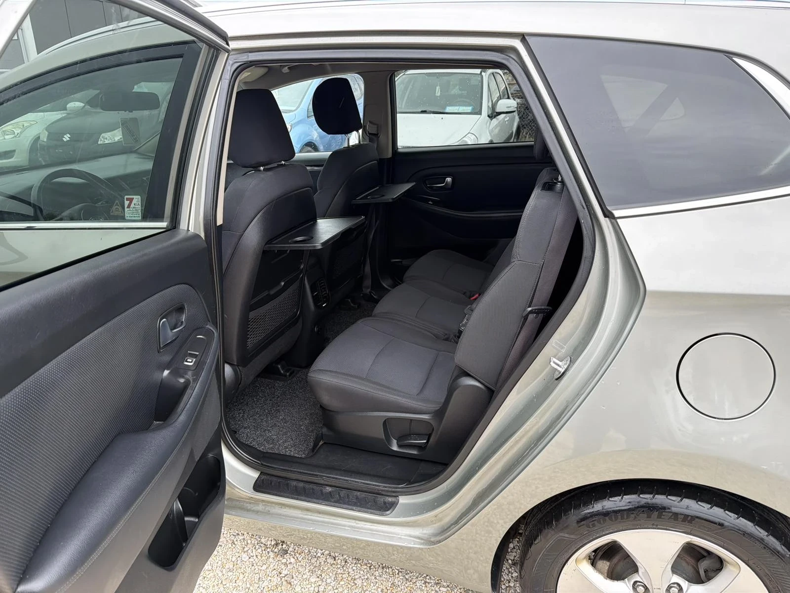 Kia Carens 2.0i Automat, снимка 15 - Автомобили и джипове - 56503759