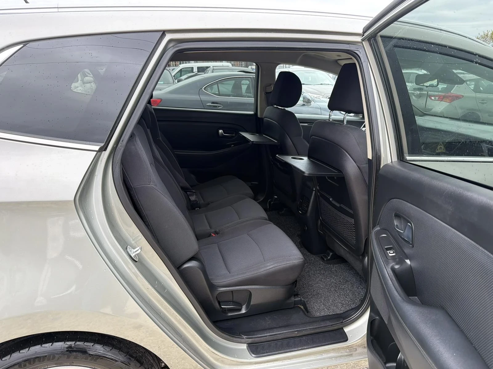 Kia Carens 2.0i Automat, снимка 14 - Автомобили и джипове - 56503759