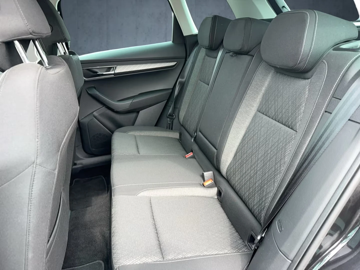 Skoda Karoq 2.0TDI/150HP/4X4/STYLE/MATRIX/AHK/MEMO/LED/366q, снимка 13 - Автомобили и джипове - 54753124