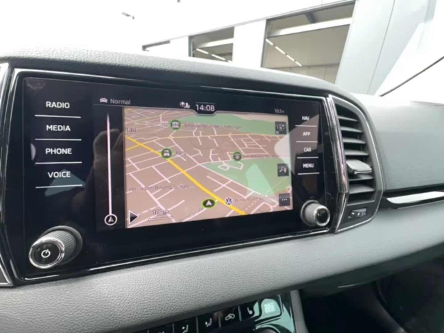 Skoda Karoq 2.0TDI/150HP/4X4/STYLE/MATRIX/AHK/MEMO/LED/366q, снимка 12 - Автомобили и джипове - 54753124