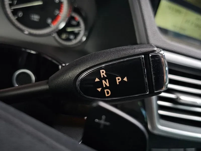 Mercedes-Benz E 300 E300 Avantgarde, снимка 9 - Автомобили и джипове - 56304303