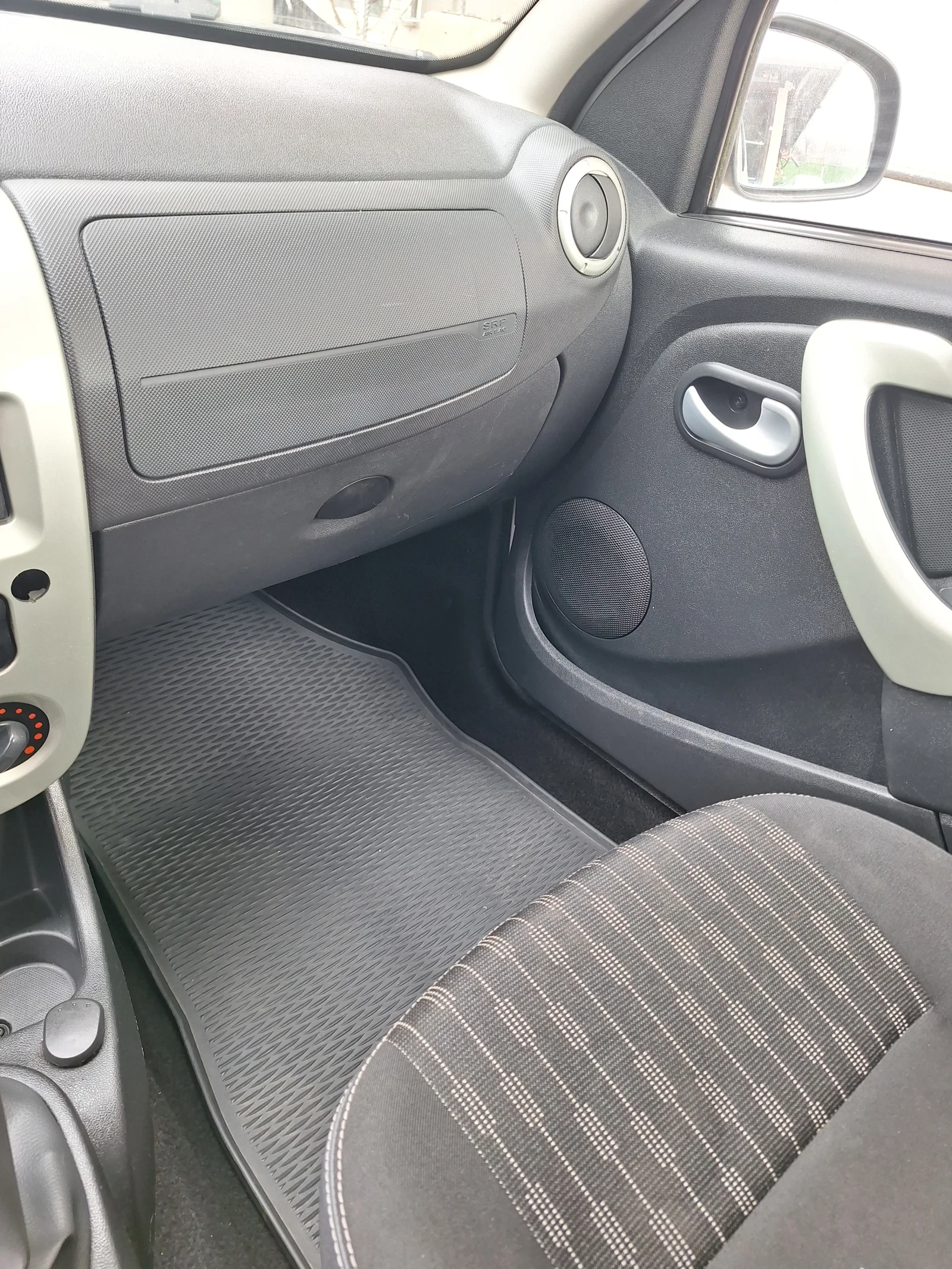 Dacia Sandero 1.2 16V , снимка 13 - Автомобили и джипове - 53891393