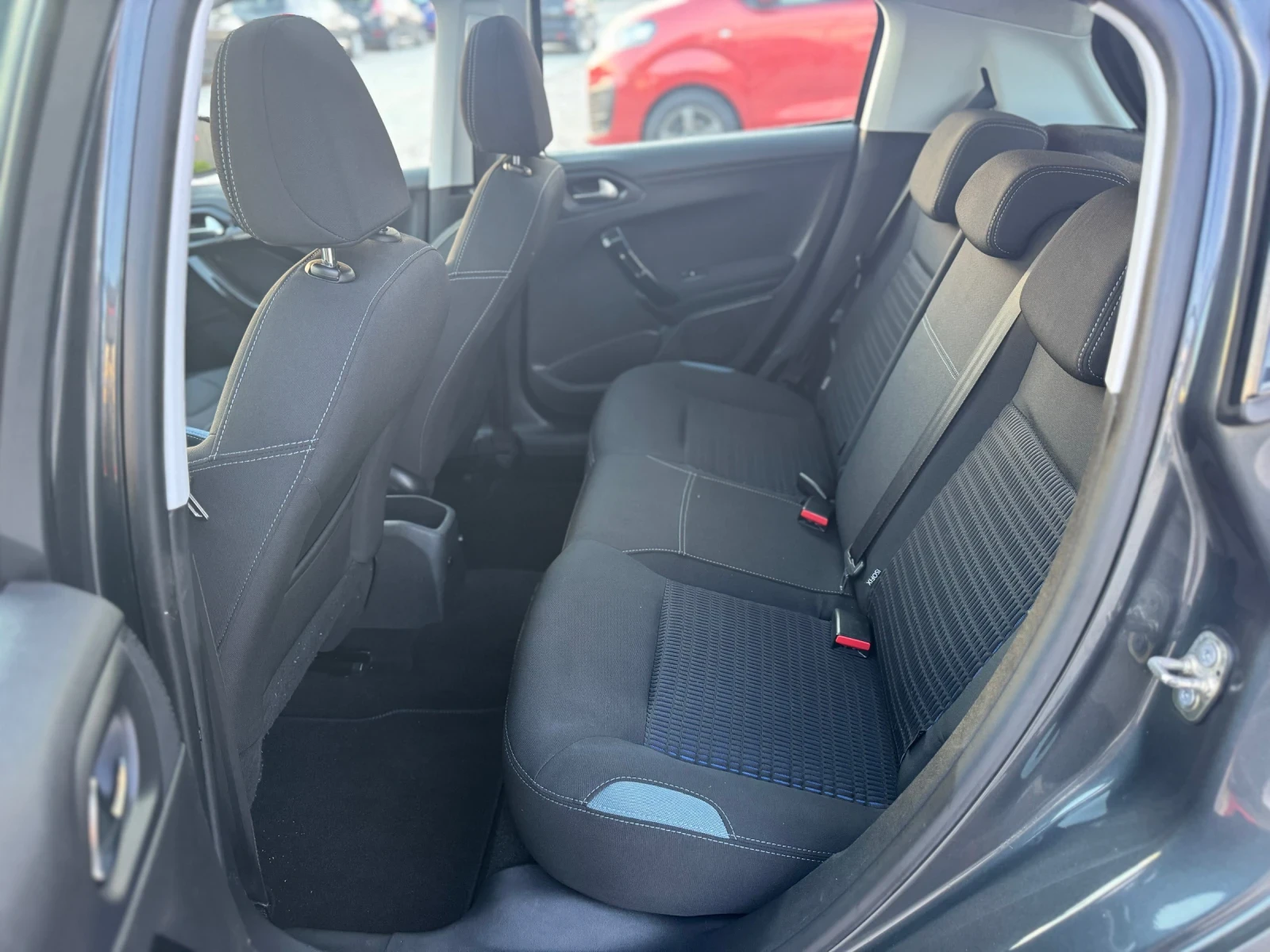 Peugeot 208 1.6HDI AVTOMAT FULL, снимка 14 - Автомобили и джипове - 55554844