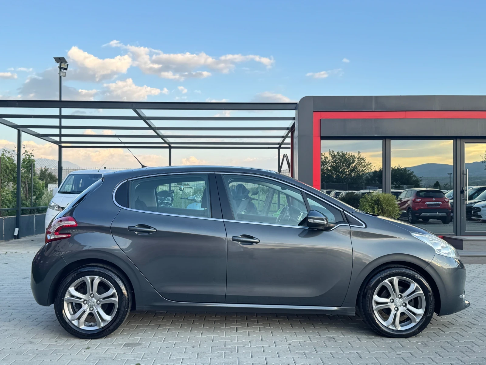 Peugeot 208 1.6HDI AVTOMAT FULL, снимка 6 - Автомобили и джипове - 55554844