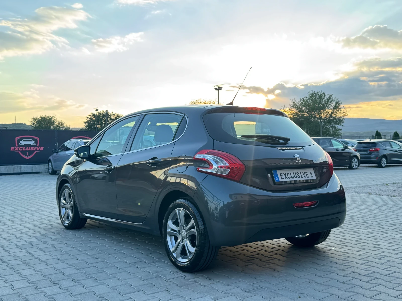 Peugeot 208 1.6HDI AVTOMAT FULL, снимка 3 - Автомобили и джипове - 55554844