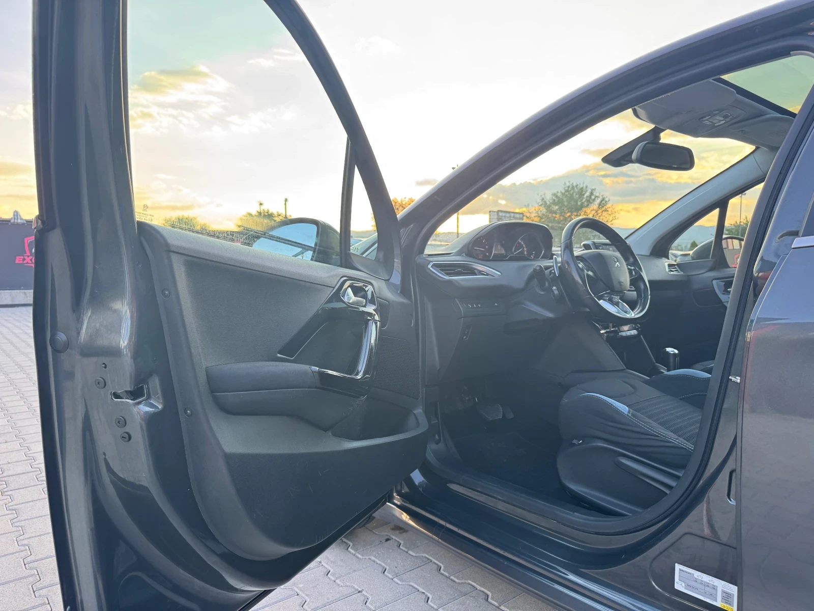 Peugeot 208 1.6HDI AVTOMAT FULL, снимка 9 - Автомобили и джипове - 55554844