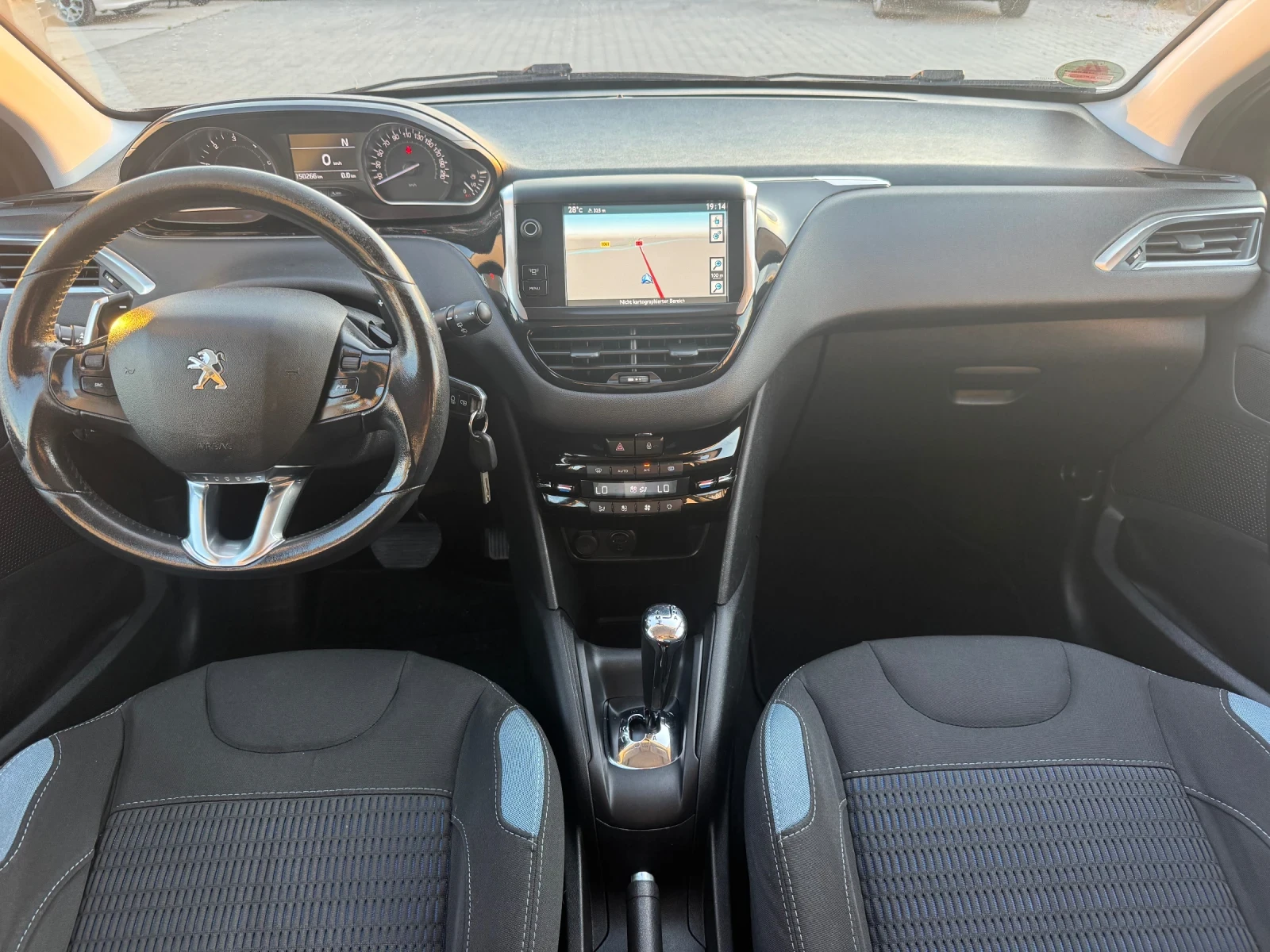 Peugeot 208 1.6HDI AVTOMAT FULL, снимка 11 - Автомобили и джипове - 55554844