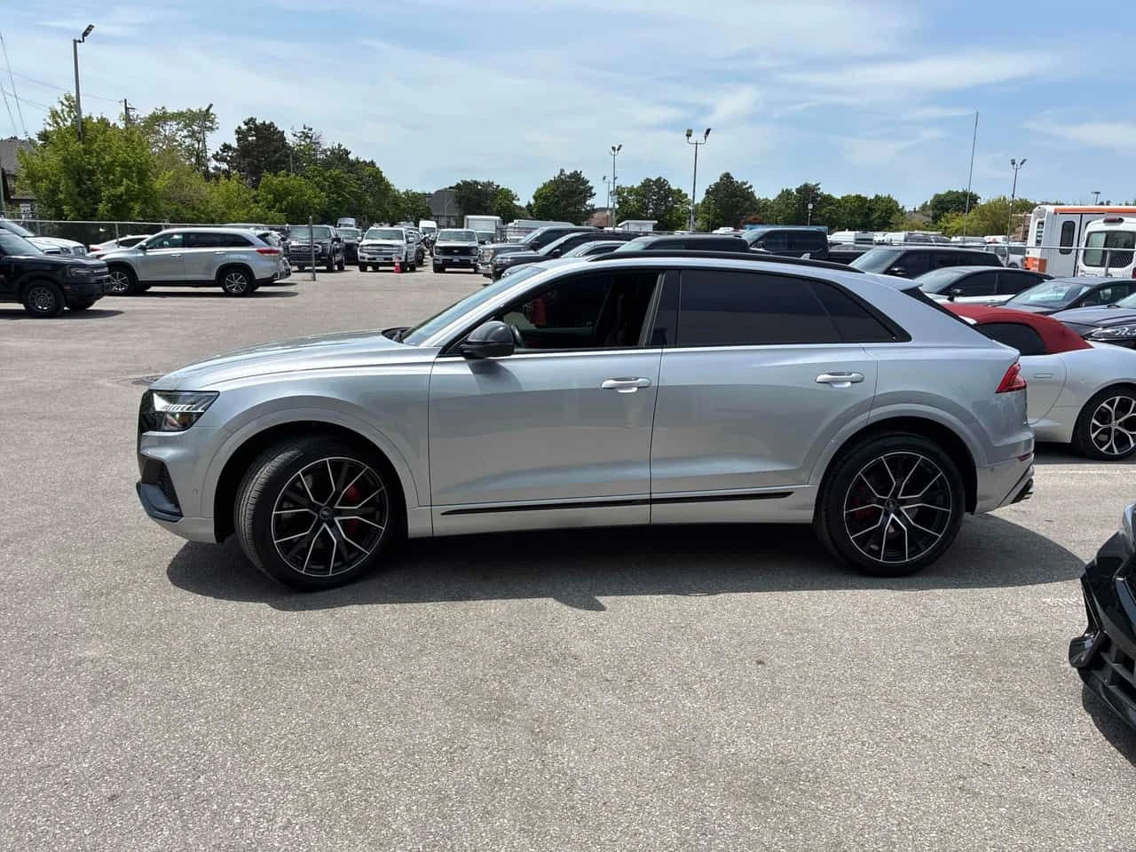 Audi SQ8 * 4.0 TFSI quattro * CARFAX * МАТРИКС * МАСАЖИ * , снимка 2 - Автомобили и джипове - 54885845
