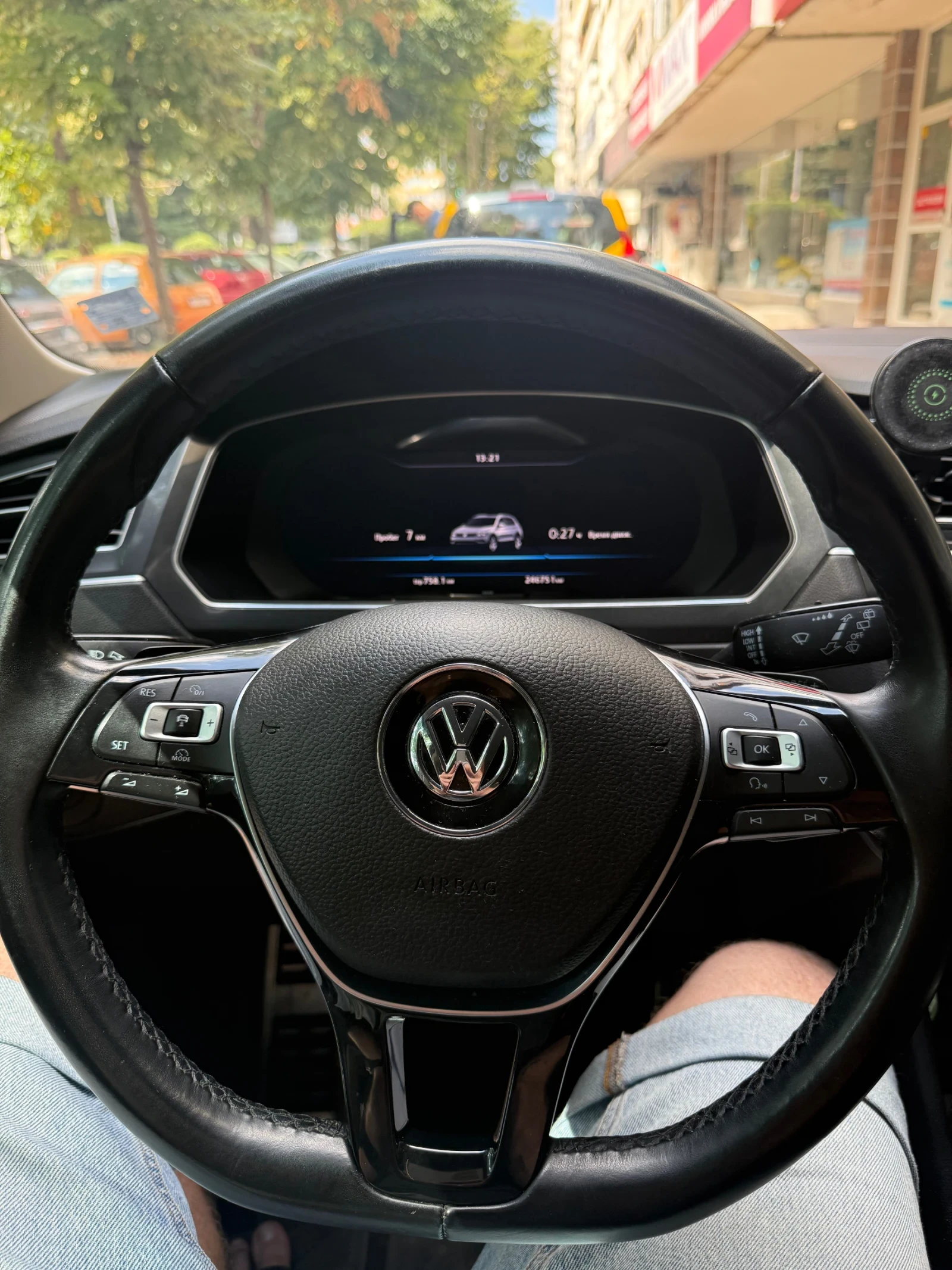 VW Tiguan 2.0 tdi, снимка 10 - Автомобили и джипове - 55877962