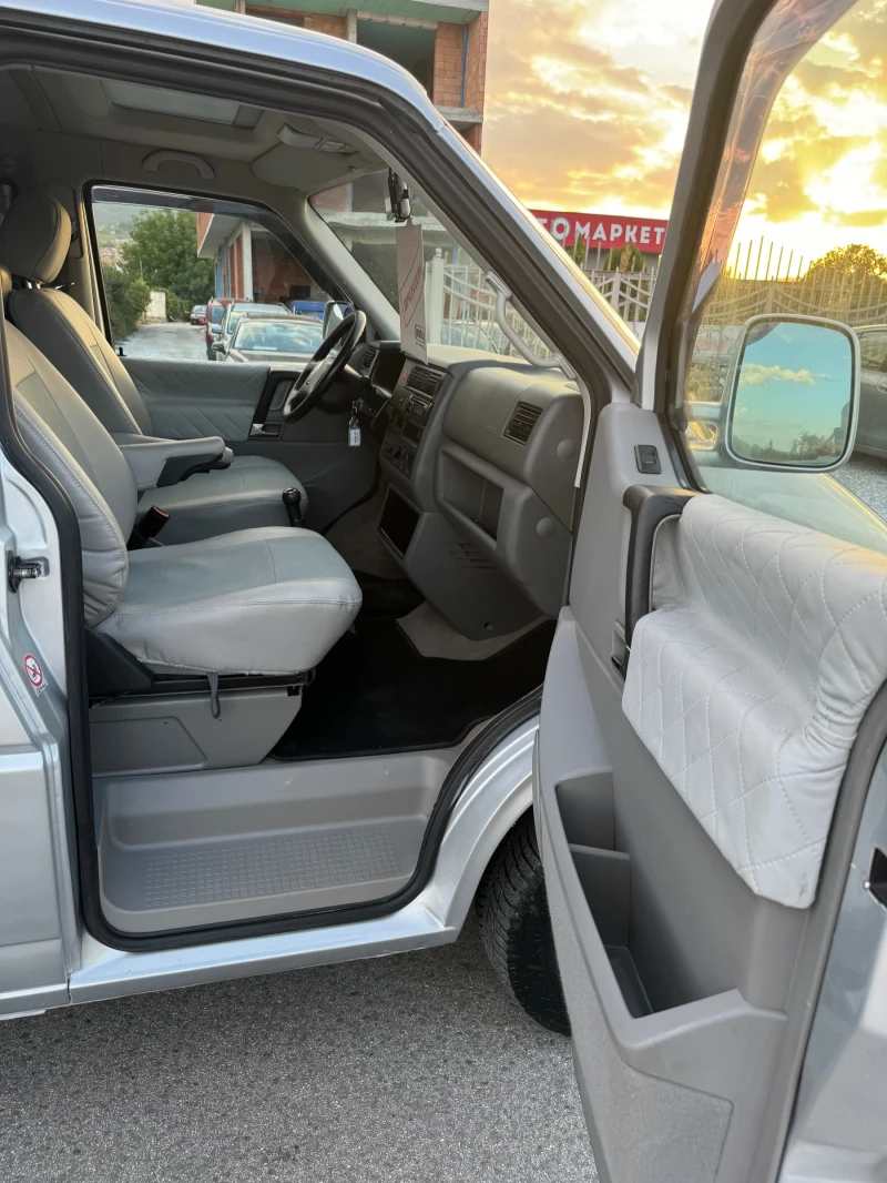 VW Multivan 2.5, снимка 11 - Автомобили и джипове - 47508136