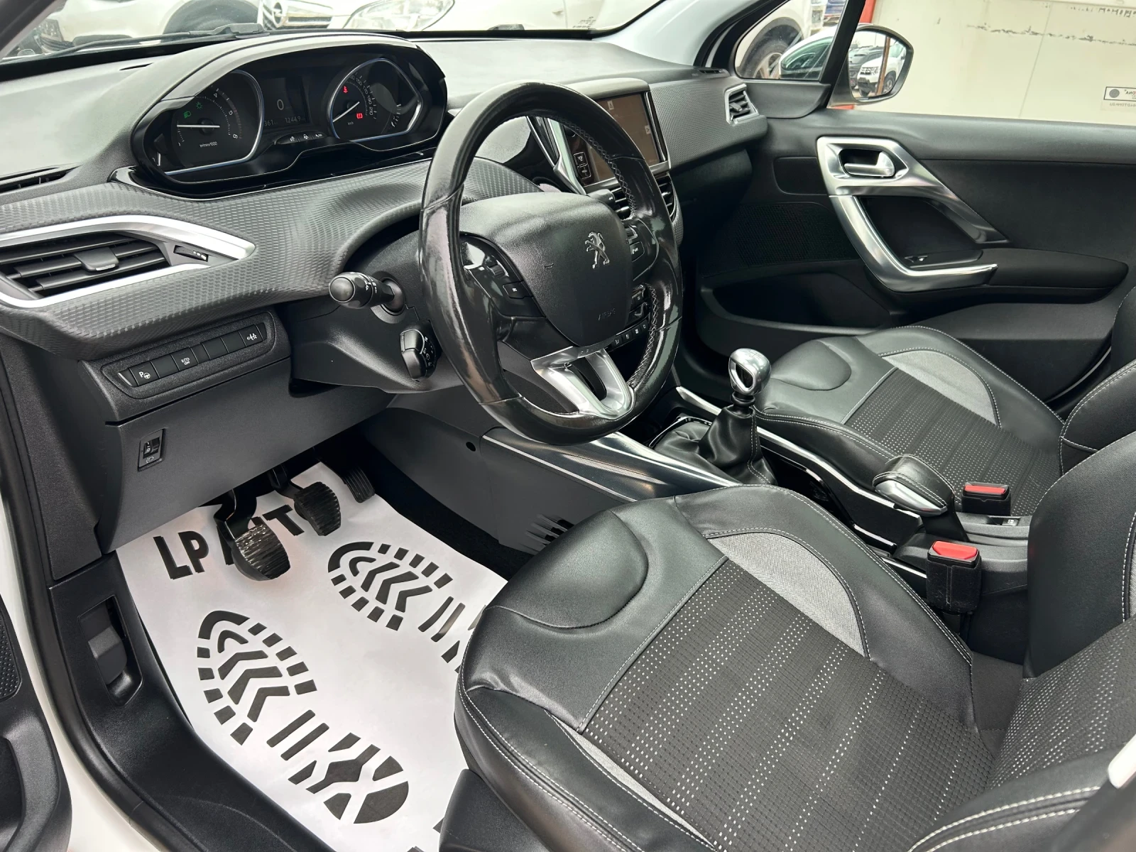 Peugeot 2008 * 1.6* HDI* Allure* PANORAMA* NAVI* , снимка 7 - Автомобили и джипове - 54056146