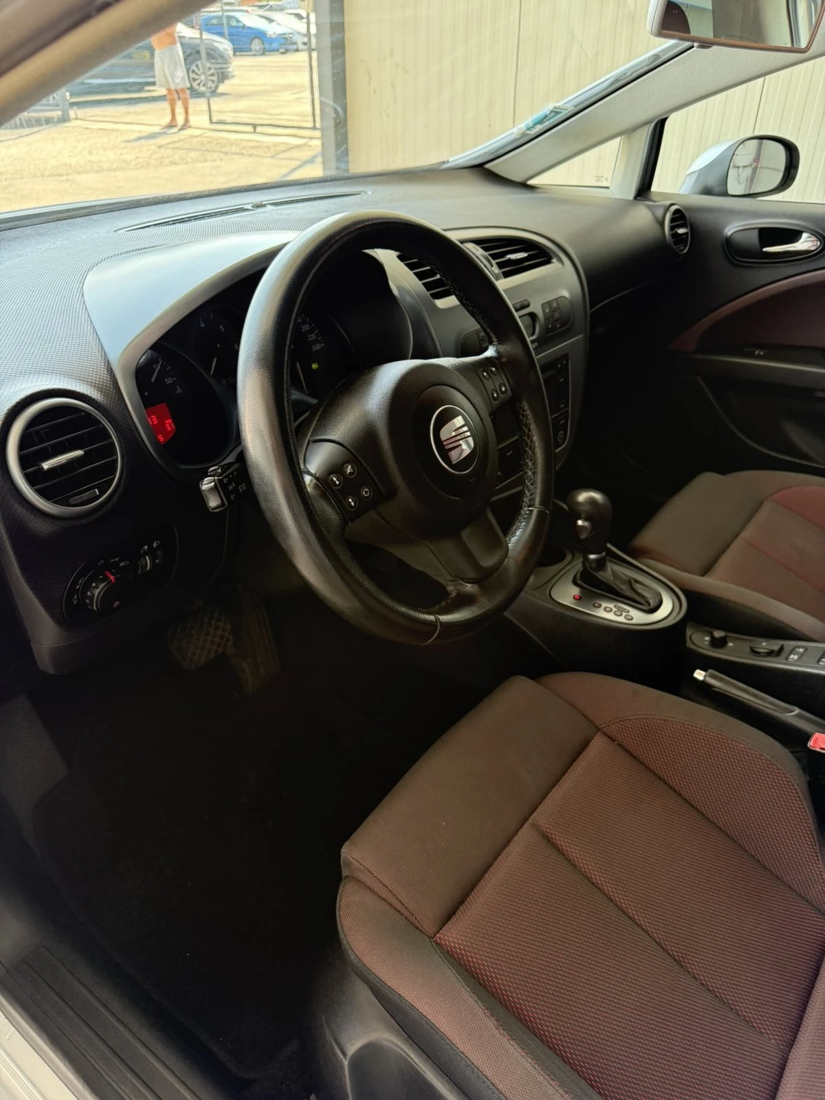Seat Leon 2.0 TDI automatic, снимка 8 - Автомобили и джипове - 56019153