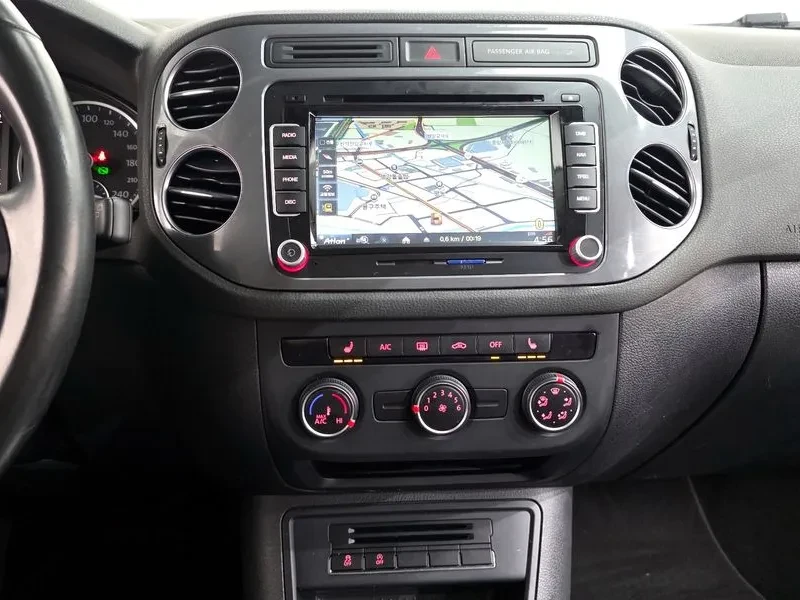 VW Tiguan 2.0 TDI, снимка 16 - Автомобили и джипове - 54302779