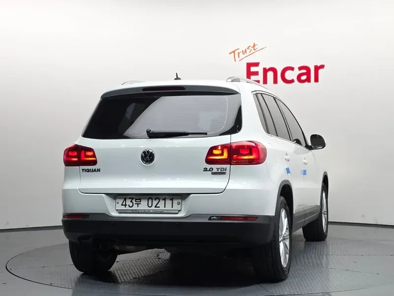 VW Tiguan 2.0 TDI, снимка 4 - Автомобили и джипове - 54302779