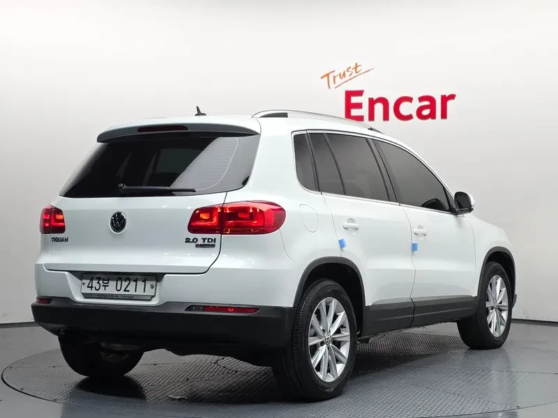 VW Tiguan 2.0 TDI, снимка 2 - Автомобили и джипове - 54302779