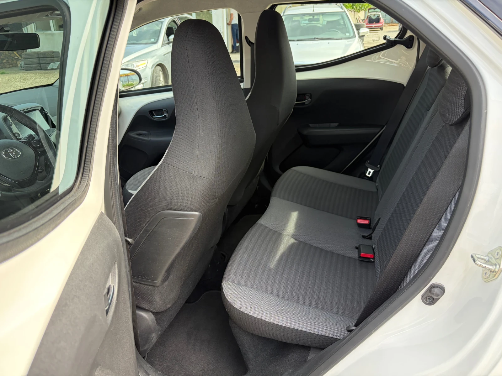 Toyota Aygo 1.0 VVT-i 35200km, снимка 10 - Автомобили и джипове - 54869863