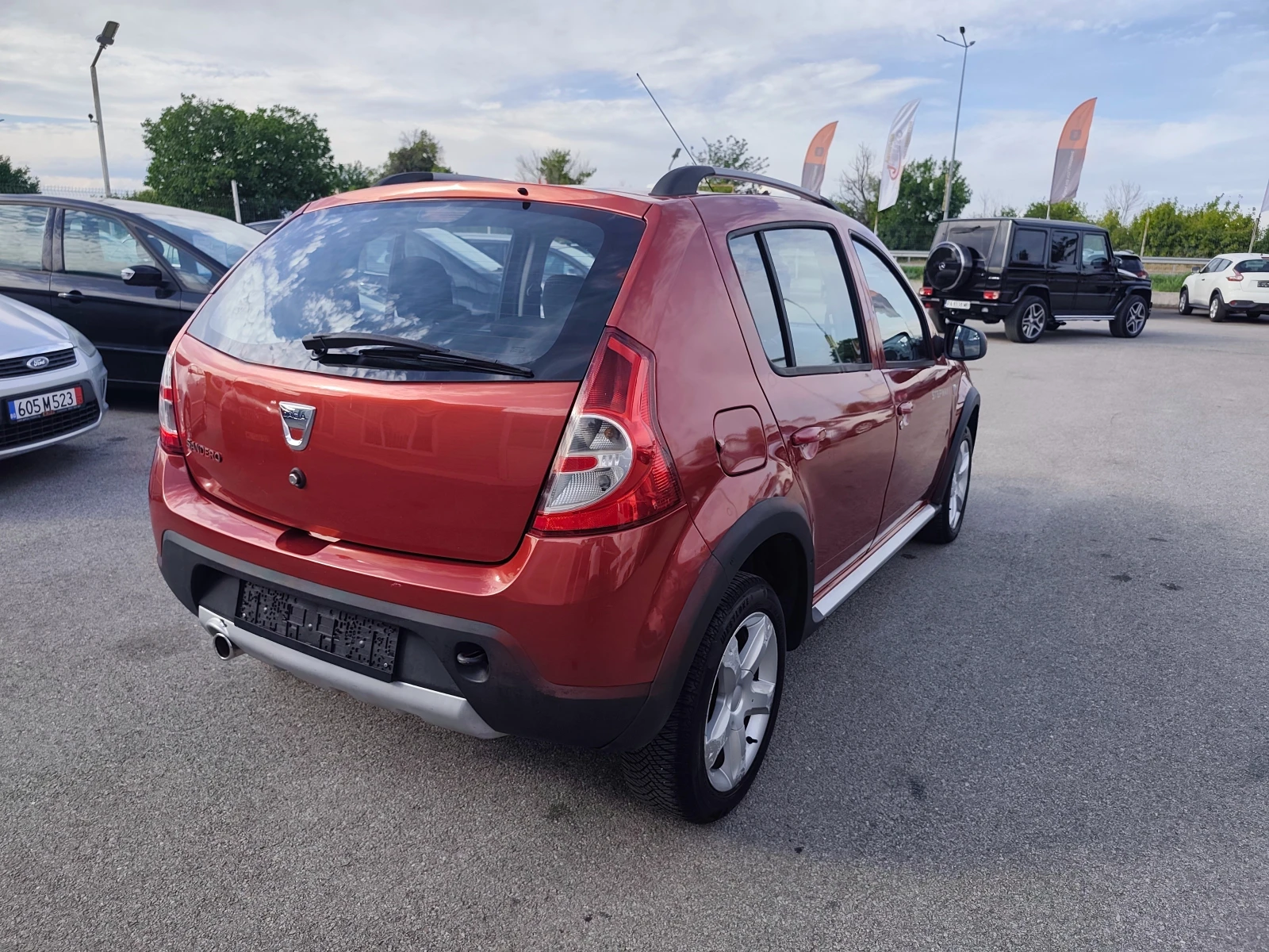 Dacia Sandero 1.6i STEPWEY ФАБРИЧНА ГАЗ, снимка 3 - Автомобили и джипове - 55225497