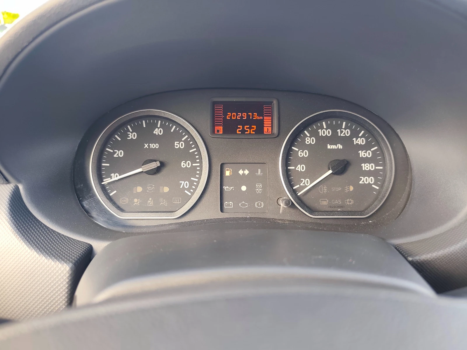 Dacia Sandero 1.6i STEPWEY ФАБРИЧНА ГАЗ, снимка 15 - Автомобили и джипове - 55225497