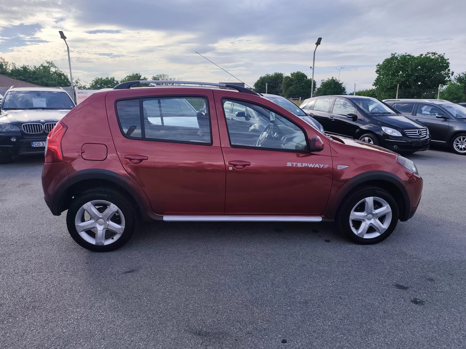 Dacia Sandero 1.6i STEPWEY ФАБРИЧНА ГАЗ, снимка 2 - Автомобили и джипове - 55225497