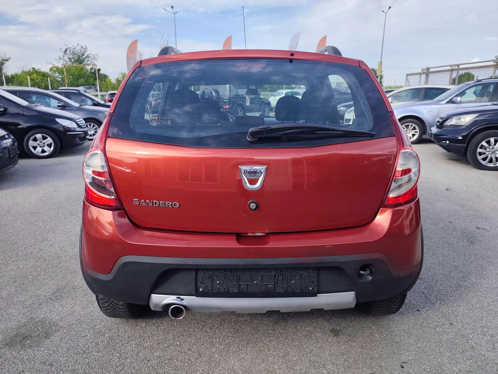 Dacia Sandero 1.6i STEPWEY ФАБРИЧНА ГАЗ, снимка 4 - Автомобили и джипове - 55225497