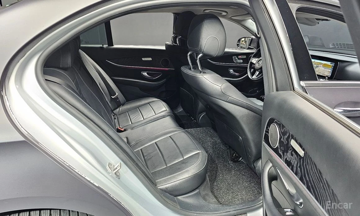 Mercedes-Benz E 220, снимка 11 - Автомобили и джипове - 55510195