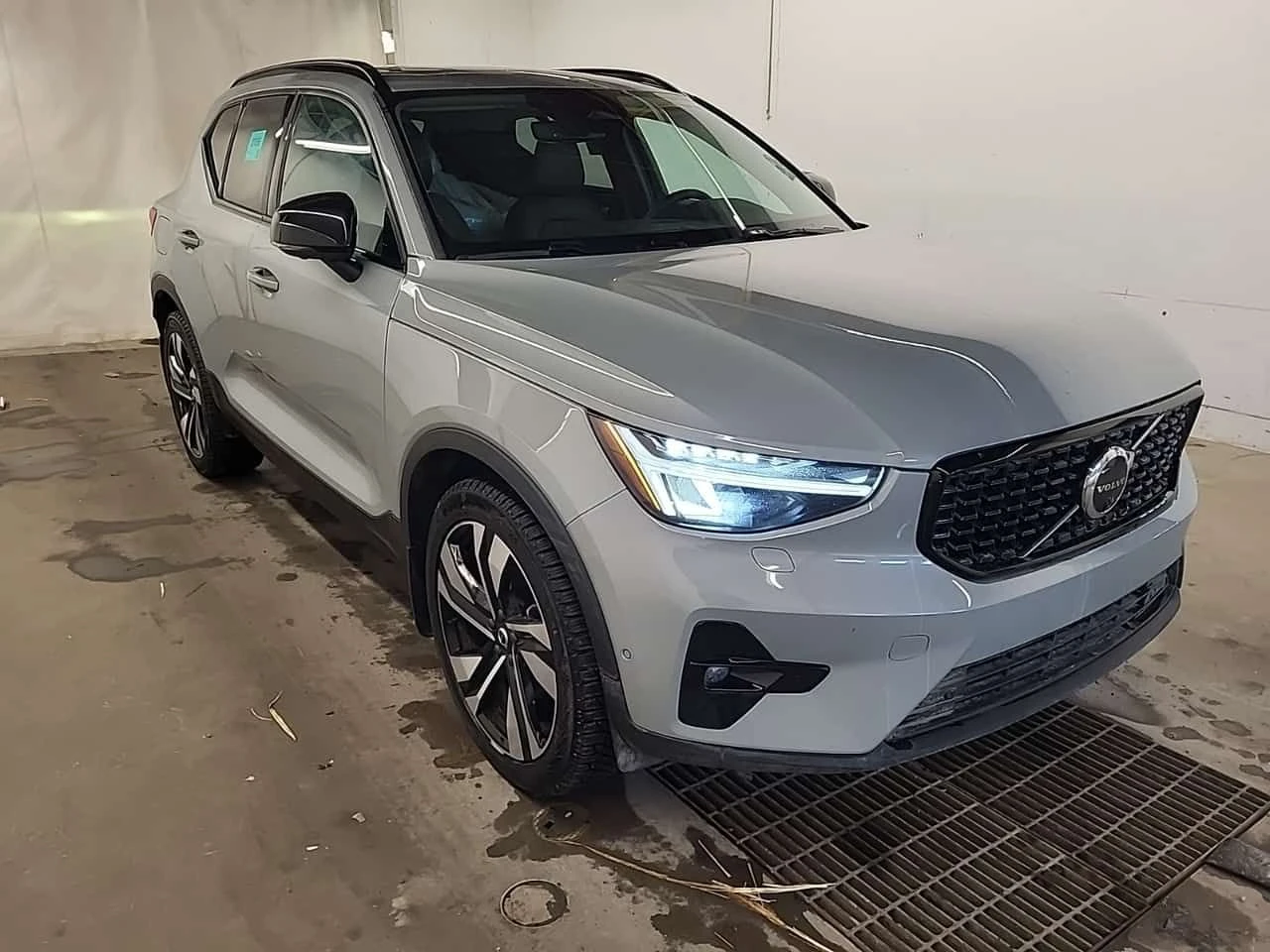 Volvo XC40 PLUS DARK THEME| 360| 2 КЛЮЧА| PANO| CARFAX, снимка 2 - Автомобили и джипове - 53963547