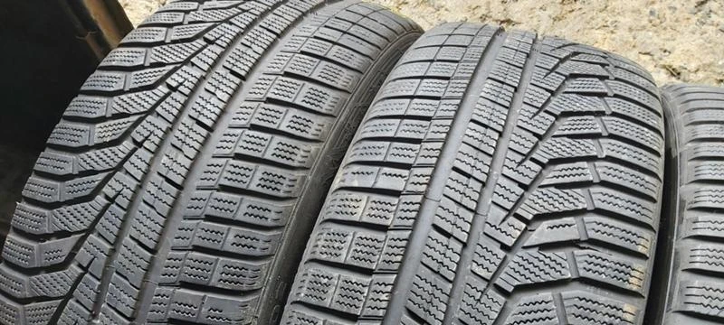 Гуми Зимни 275/40R19, снимка 2 - Гуми и джанти - 34706688