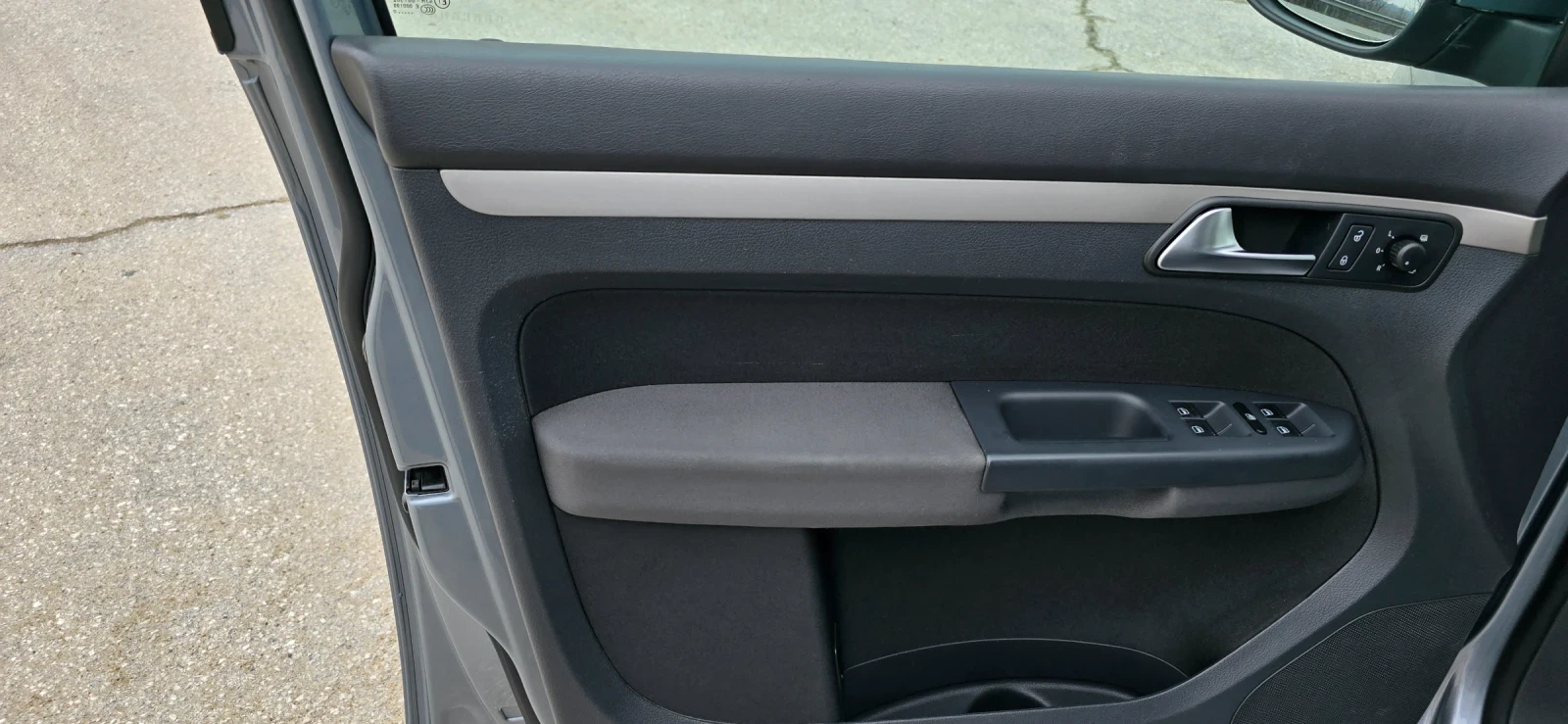 VW Touran 1.9 TDI Freestyle 6 скорости, снимка 10 - Автомобили и джипове - 53980174