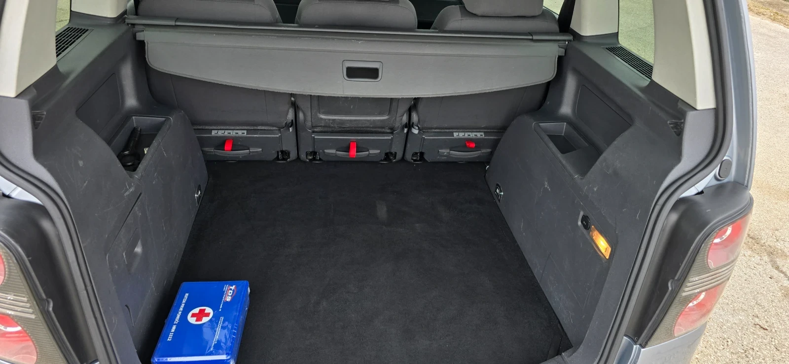 VW Touran 1.9 TDI Freestyle 6 скорости, снимка 11 - Автомобили и джипове - 53980174