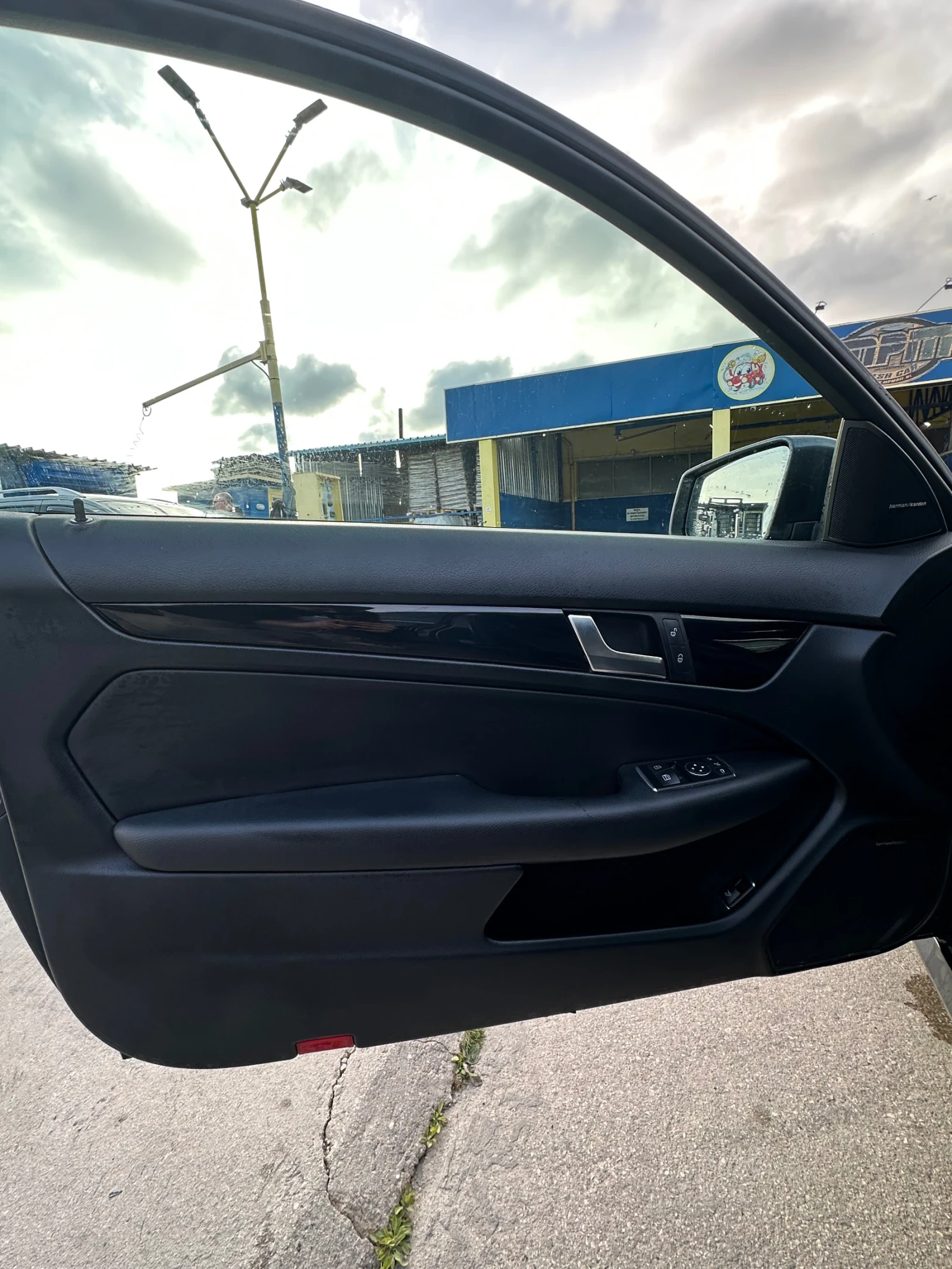 Mercedes-Benz C 180 AMG pack/Адаптивни фарове/harman kardon, снимка 16 - Автомобили и джипове - 54635231
