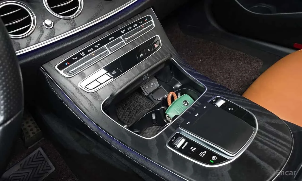 Mercedes-Benz E 220 d * 4MATIC * AMG Line * 360 * Панорама * 13к км * , снимка 12 - Автомобили и джипове - 56310158