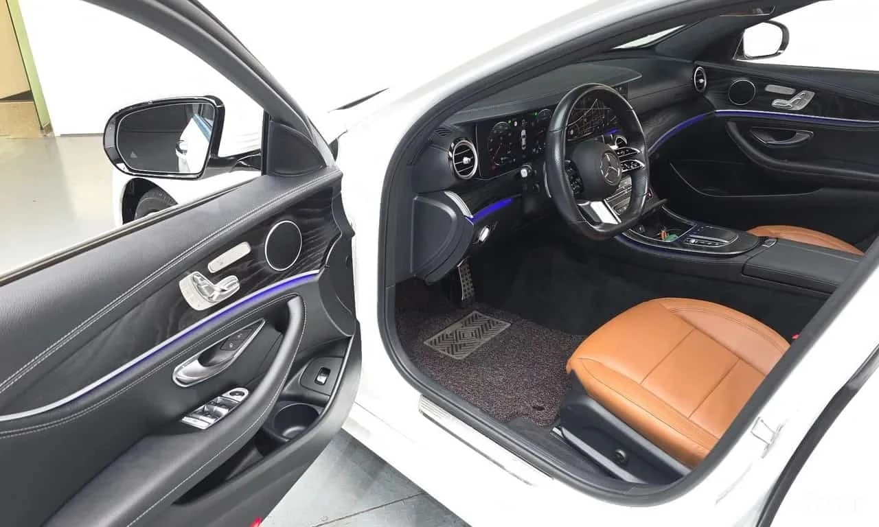 Mercedes-Benz E 220 d * 4MATIC * AMG Line * 360 * Панорама * 13к км * , снимка 6 - Автомобили и джипове - 56310158
