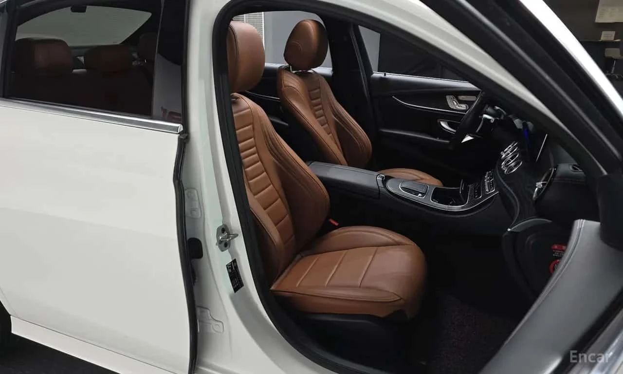 Mercedes-Benz E 220 d * 4MATIC * AMG Line * 360 * Панорама * 13к км * , снимка 13 - Автомобили и джипове - 56310158