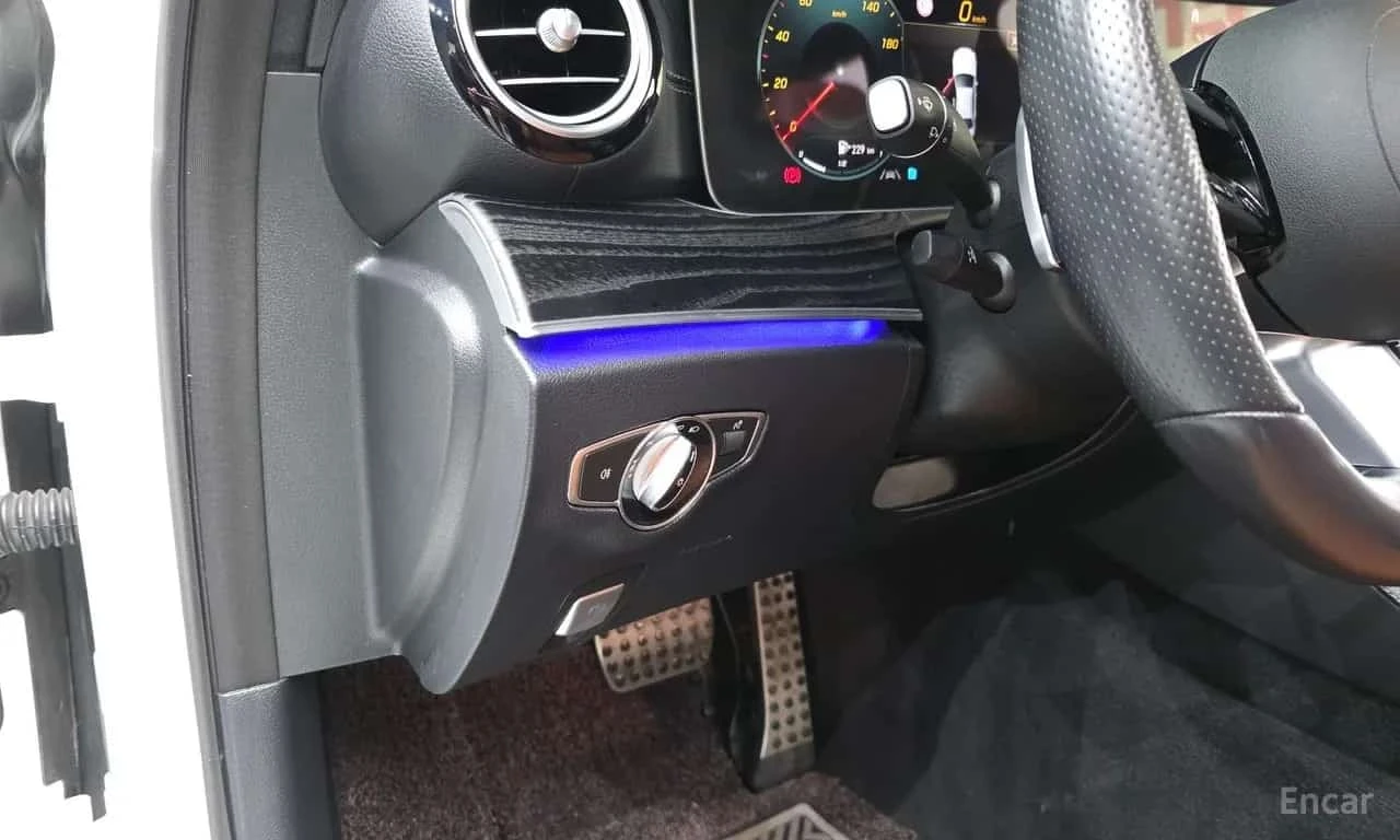 Mercedes-Benz E 220 d * 4MATIC * AMG Line * 360 * Панорама * 13к км * , снимка 15 - Автомобили и джипове - 56310158