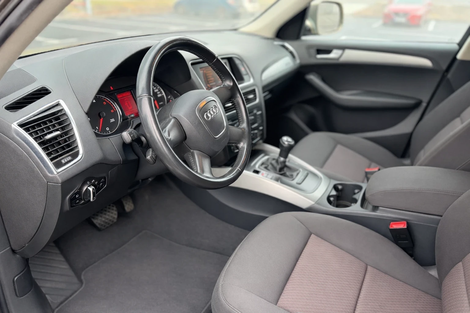 Audi Q5 2.0TDI-4х4-Сервизна история лизинг през Уникредит  - изображение 9