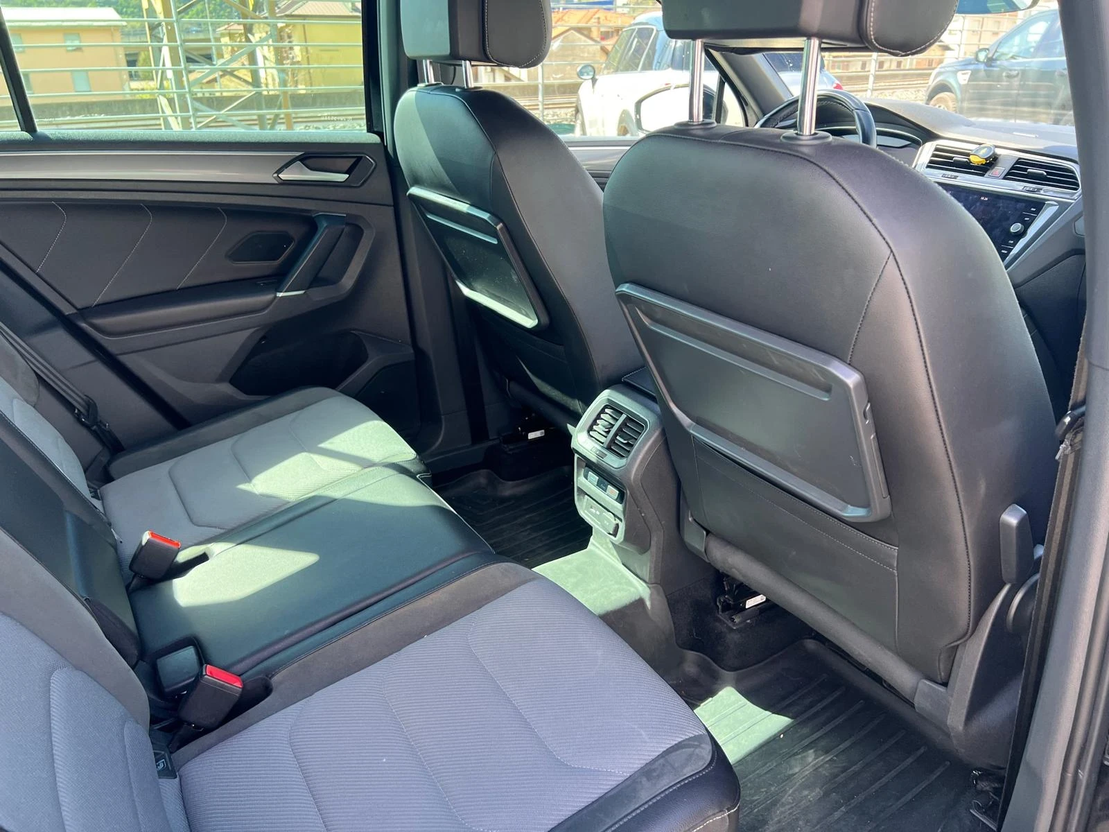 VW Tiguan 2.0 TDI 4 MOTION R-LINE EURO 6B , снимка 8 - Автомобили и джипове - 54216804