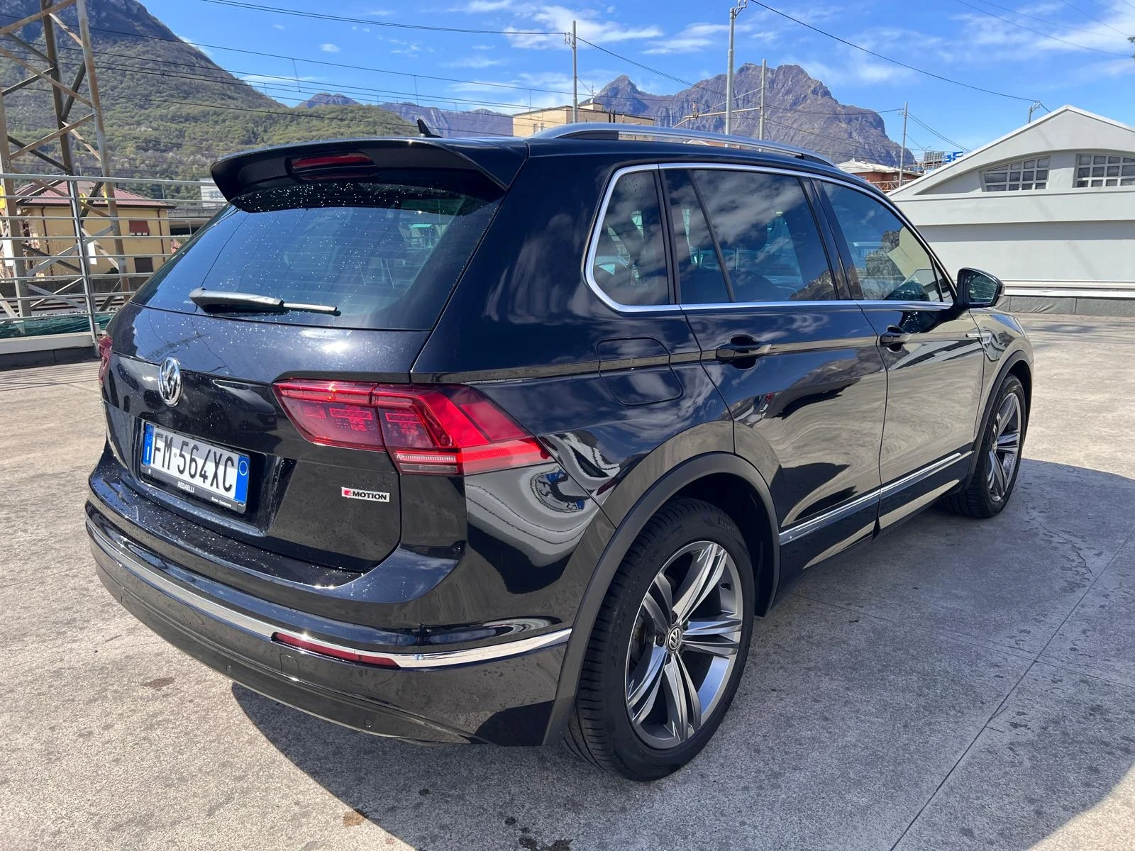 VW Tiguan 2.0 TDI 4 MOTION R-LINE EURO 6B , снимка 5 - Автомобили и джипове - 54216804